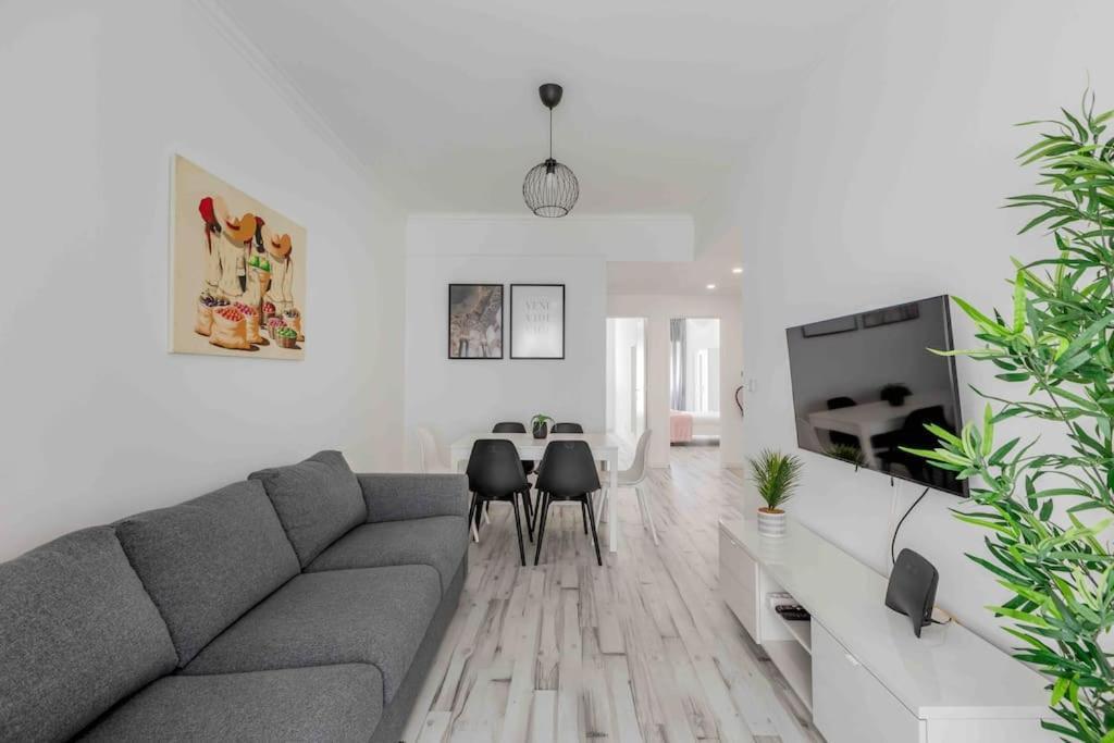 Lovely 3-bedroom W/ Free Parking On Premises Apartment Queluz