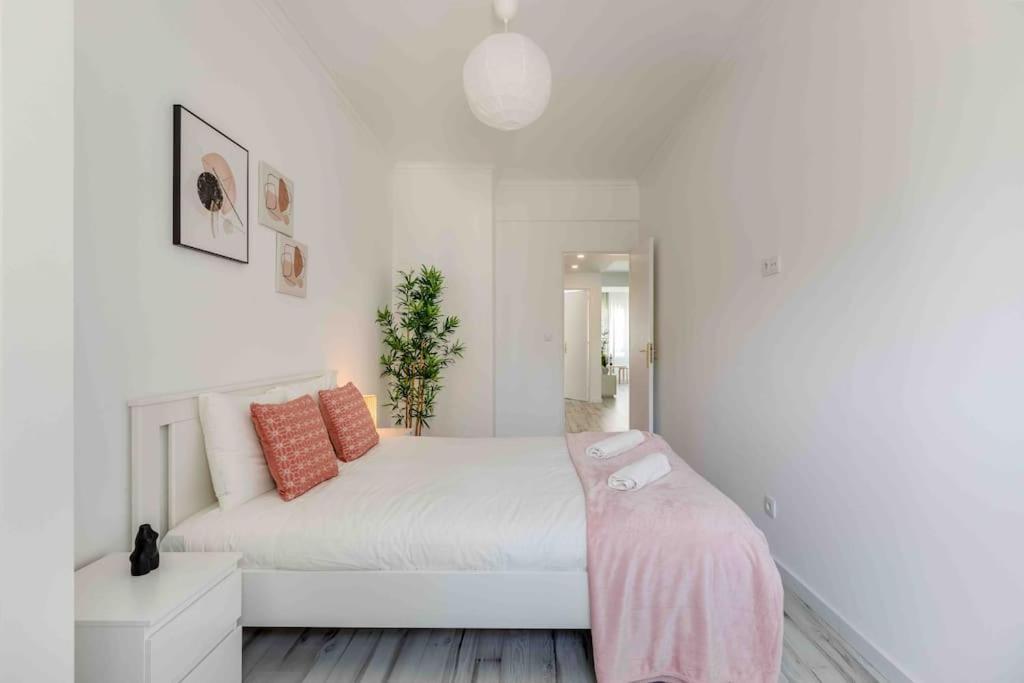 Lovely 3-bedroom W/ Free Parking On Premises Apartment Queluz