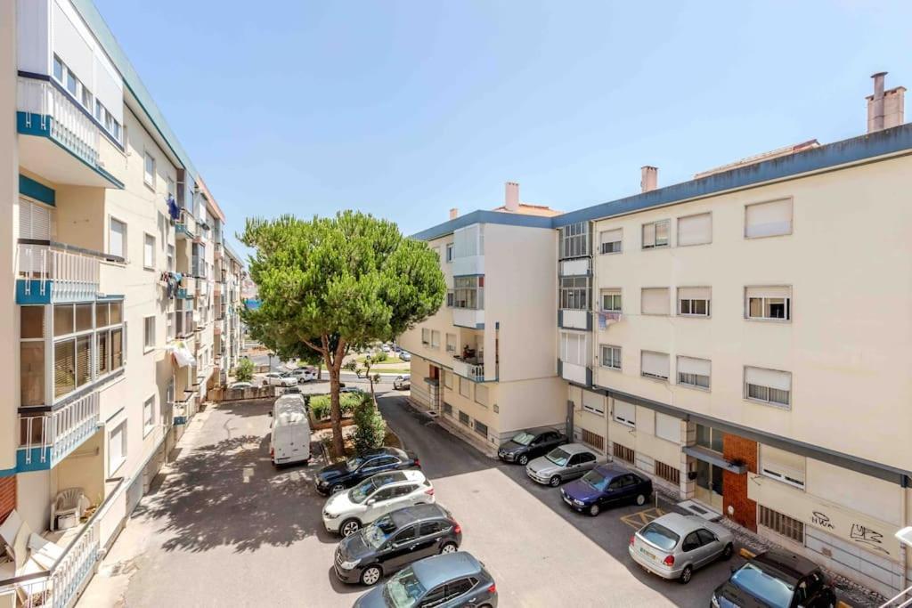 Lovely 3-bedroom W/ Free Parking On Premises *