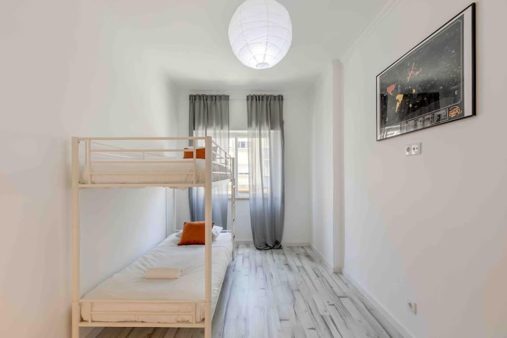Apartment Lovely 3-bedroom W/ Free Parking On Premises *