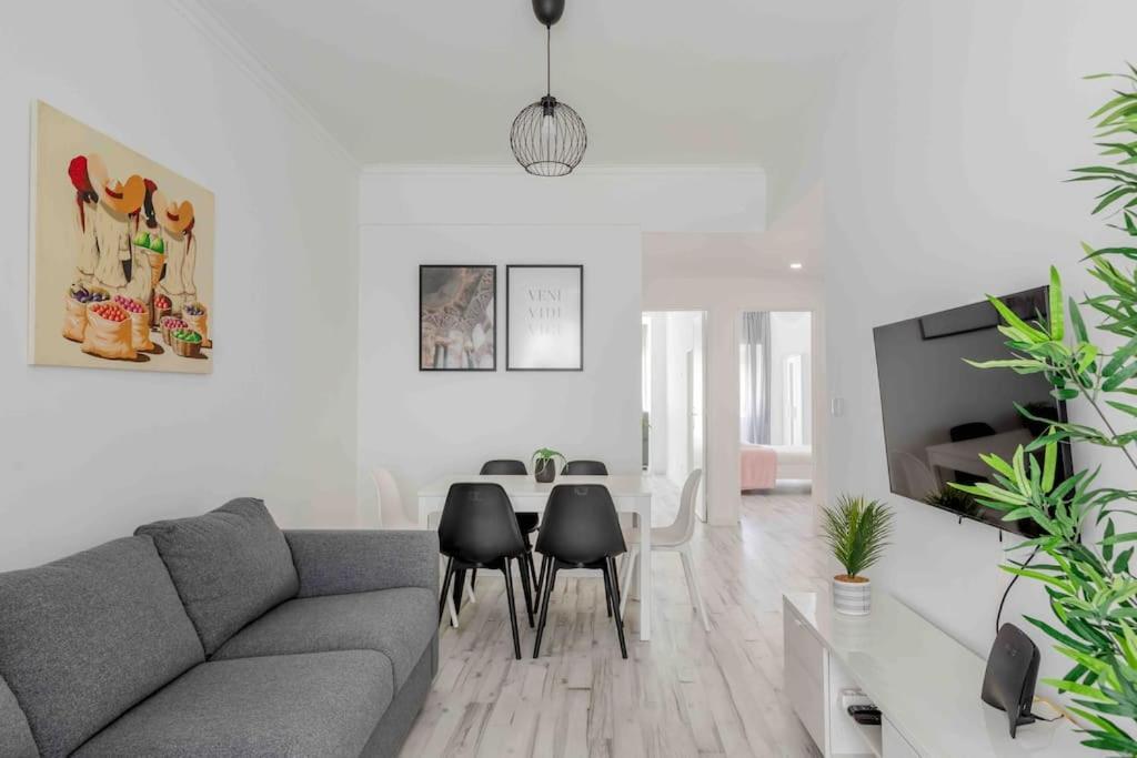 Lovely 3-bedroom W/ Free Parking On Premises Queluz
