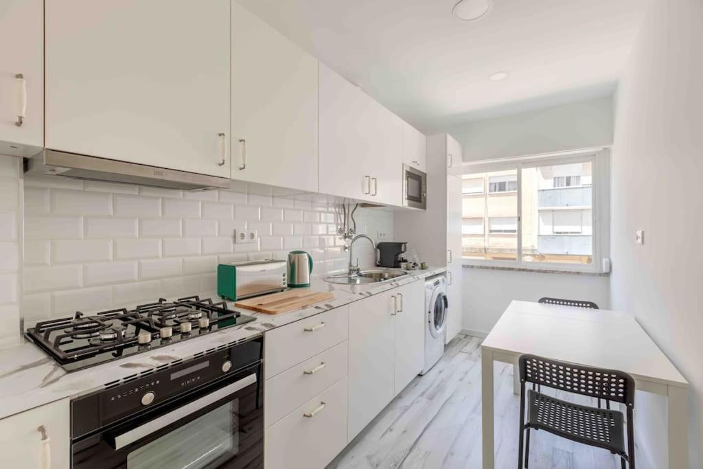 Lovely 3-bedroom W/ Free Parking On Premises