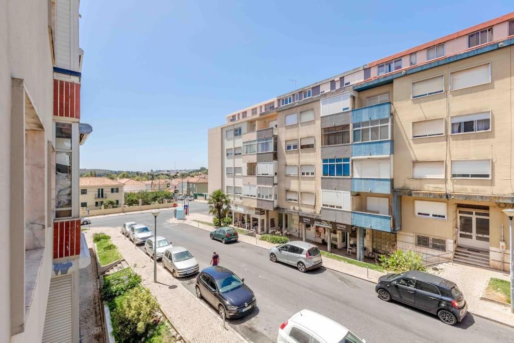 Apartment Lovely 3-bedroom W/ Free Parking On Premises