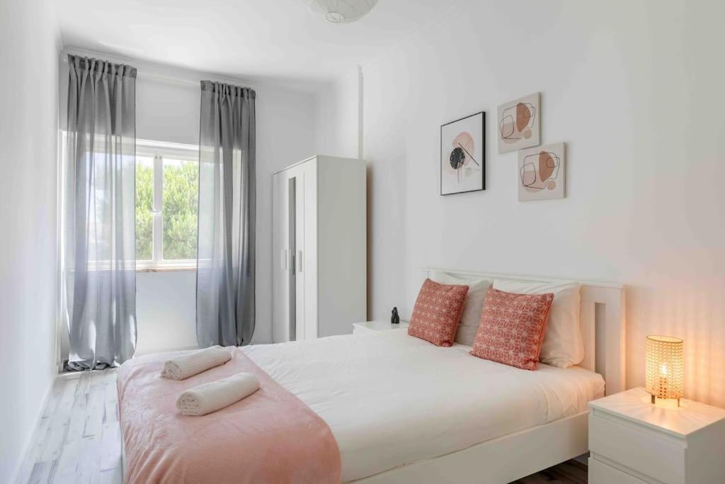 Lovely 3-bedroom W/ Free Parking On Premises Apartment