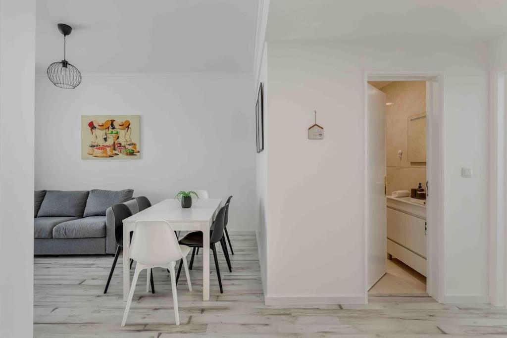 Apartment Lovely 3-bedroom W/ Free Parking On Premises