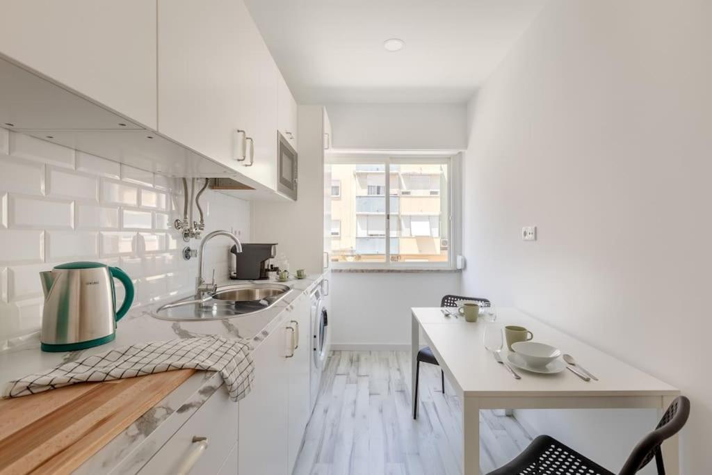 Lovely 3-bedroom W/ Free Parking On Premises * Queluz