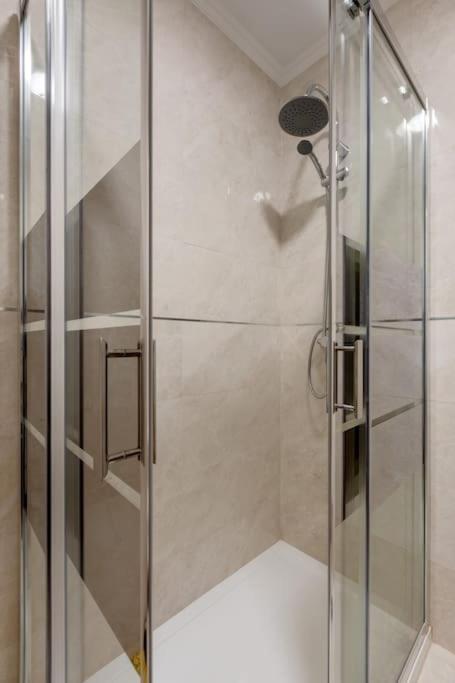 Lovely 3-bedroom W/ Free Parking On Premises Apartment *