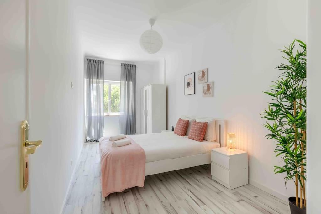 Lovely 3-bedroom W/ Free Parking On Premises * Queluz