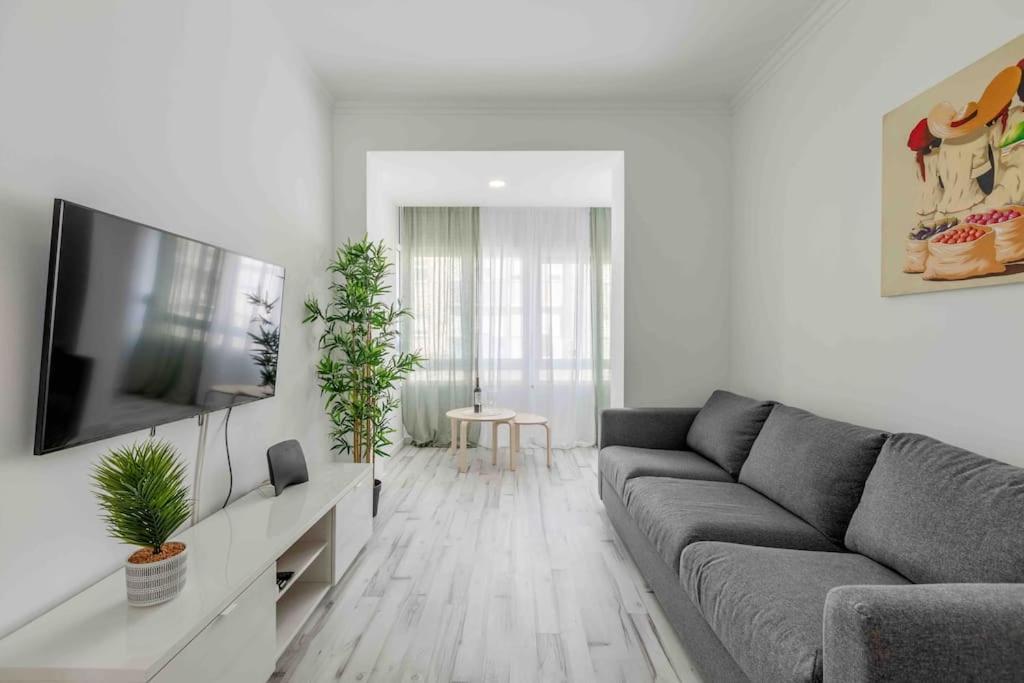 Lovely 3-bedroom W/ Free Parking On Premises *