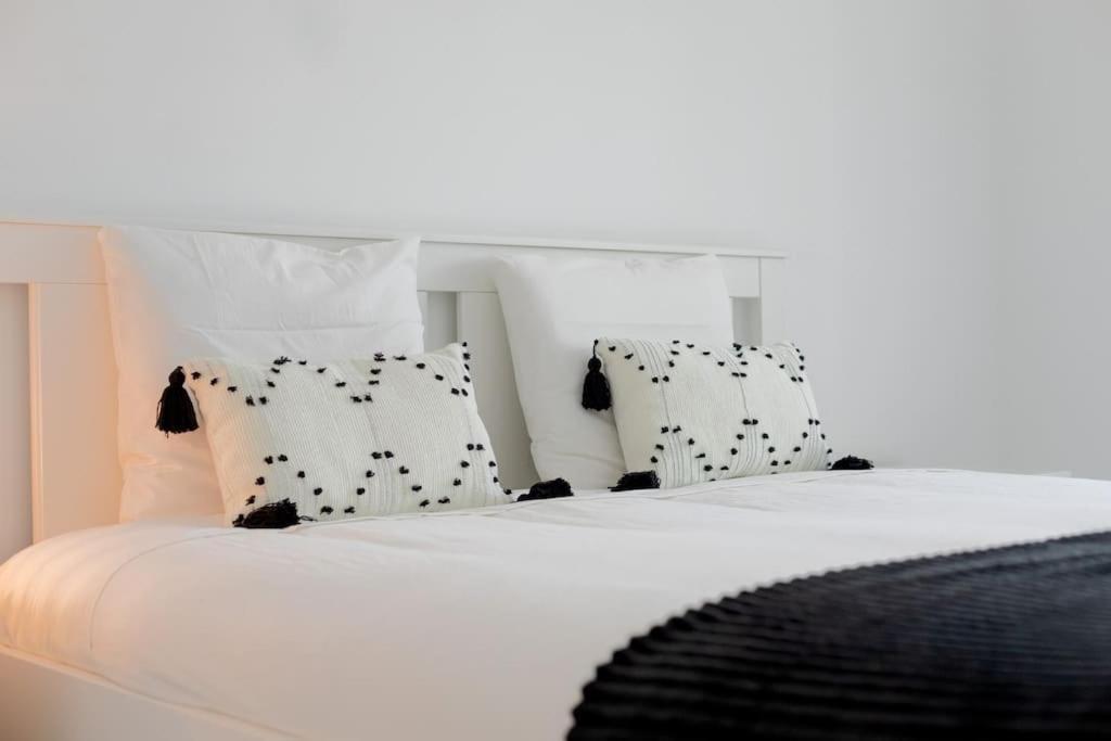 Lovely 3-bedroom W/ Free Parking On Premises Apartment *