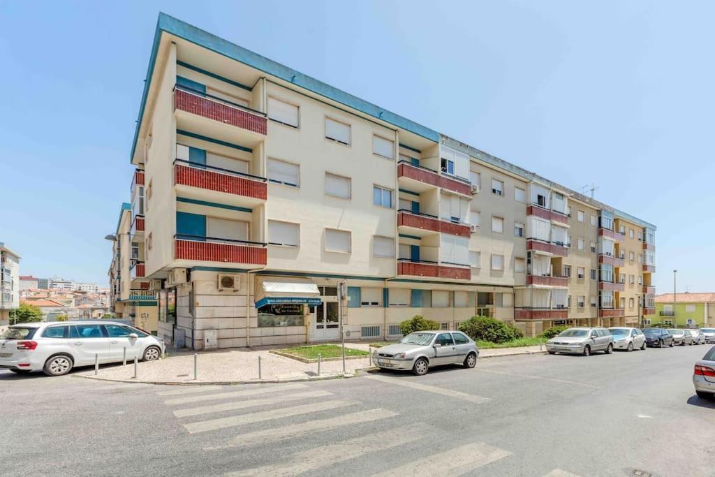 Lovely 3-bedroom W/ Free Parking On Premises *