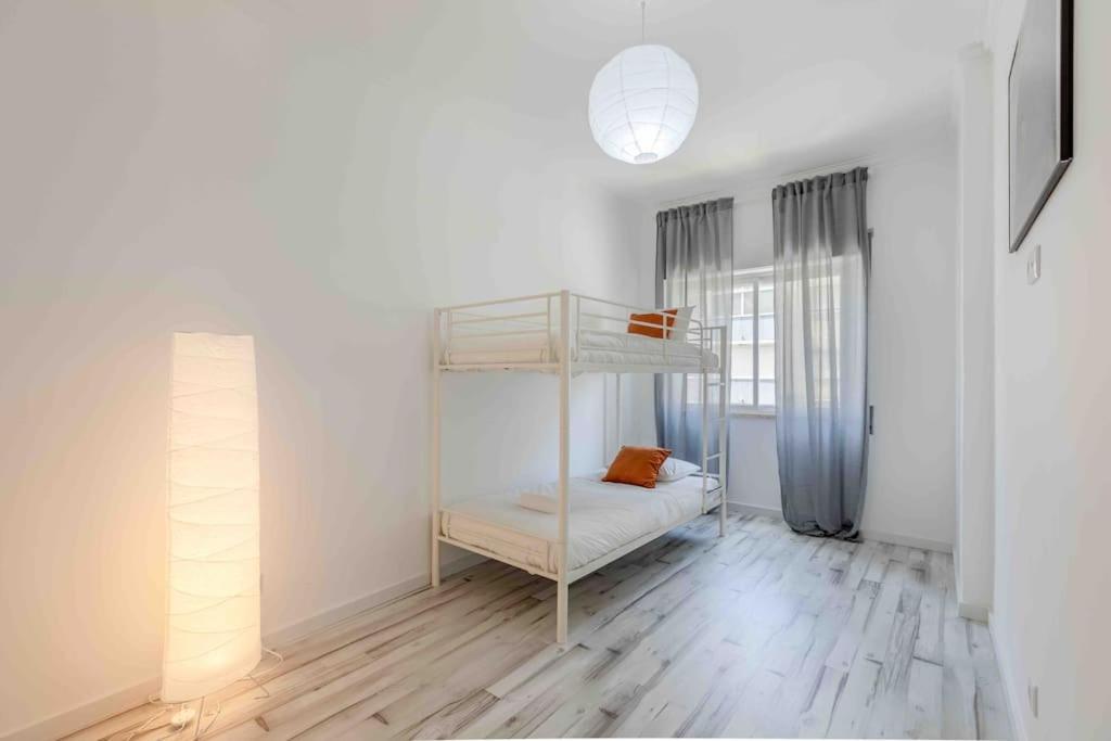 Lovely 3-bedroom W/ Free Parking On Premises