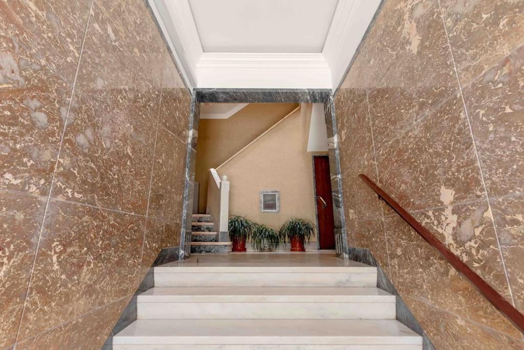 Apartment Lovely 3-bedroom W/ Free Parking On Premises