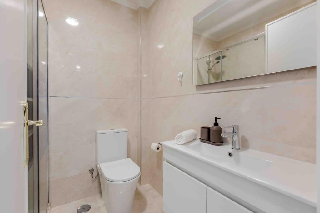 Apartment Lovely 3-bedroom W/ Free Parking On Premises *