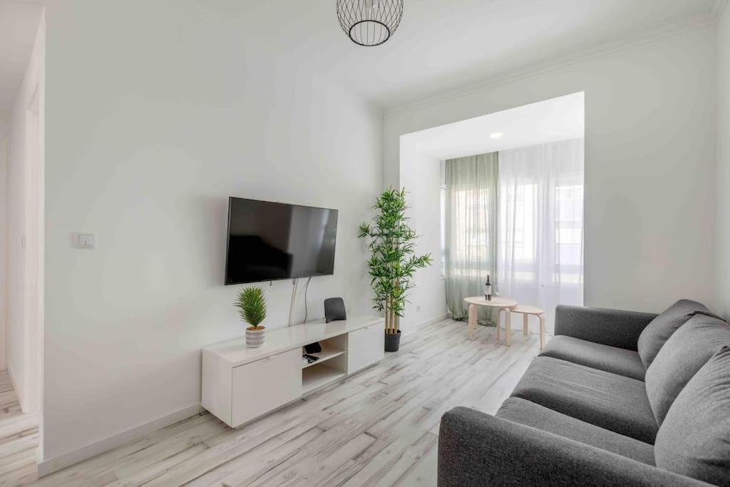 Lovely 3-bedroom W/ Free Parking On Premises Apartment Queluz