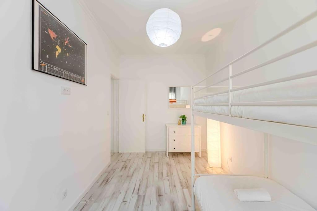 Apartment Lovely 3-bedroom W/ Free Parking On Premises *