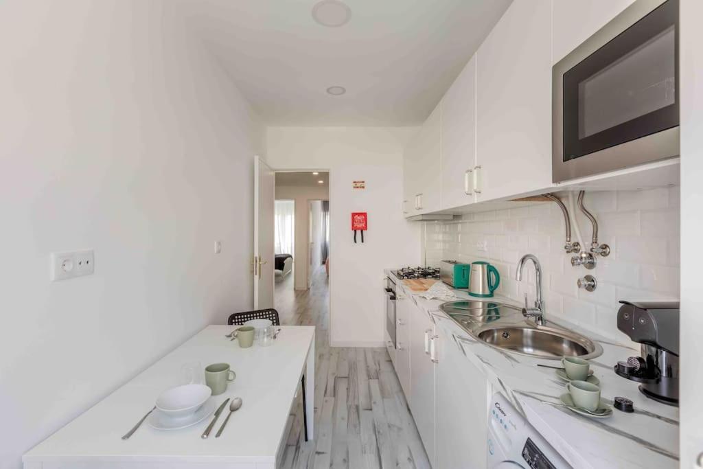 Apartment Lovely 3-bedroom W/ Free Parking On Premises *