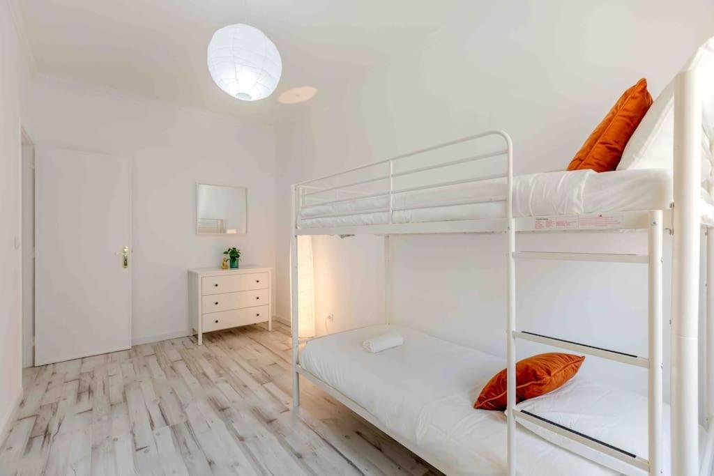 Lovely 3-bedroom W/ Free Parking On Premises Apartment Queluz
