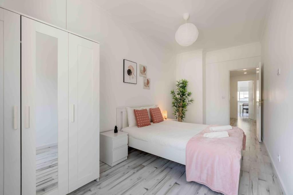 Lovely 3-bedroom W/ Free Parking On Premises