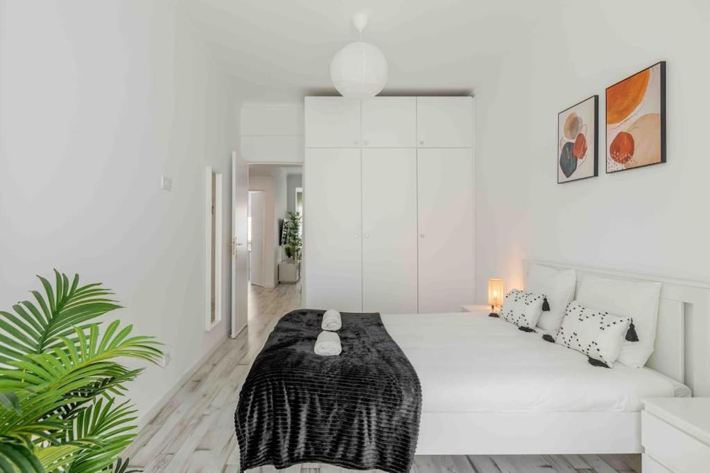 Lovely 3-bedroom W/ Free Parking On Premises * Queluz