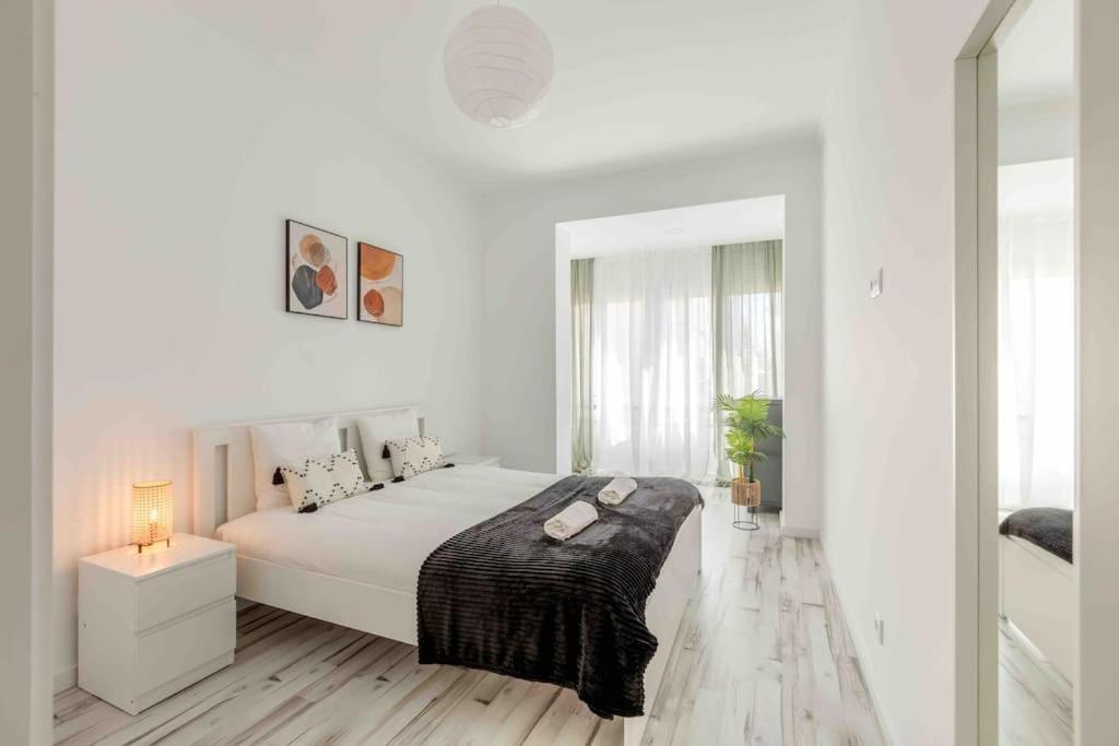 Apartment Lovely 3-bedroom W/ Free Parking On Premises *
