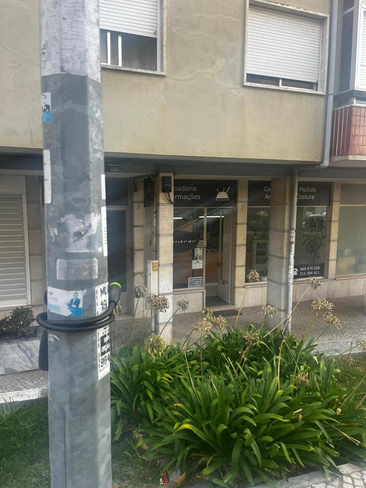 Lovely 3-bedroom W/ Free Parking On Premises Apartment Queluz