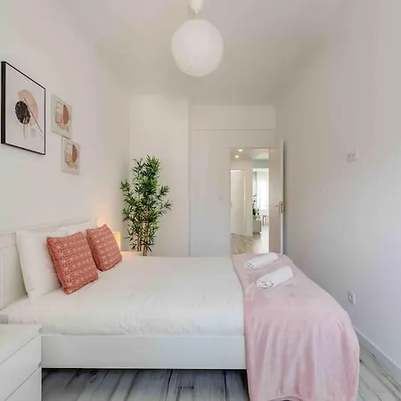 Lovely 3-Bedroom Condo W/ Free Parking On Premises Queluz Exterior photo