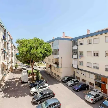 Lovely 3-Bedroom Condo W/ Free Parking On Premises Queluz Exterior photo