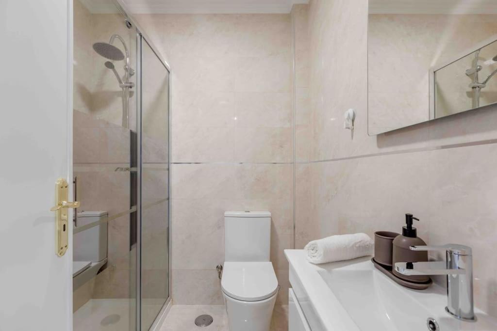 Lovely 3-bedroom W/ Free Parking On Premises Apartament *