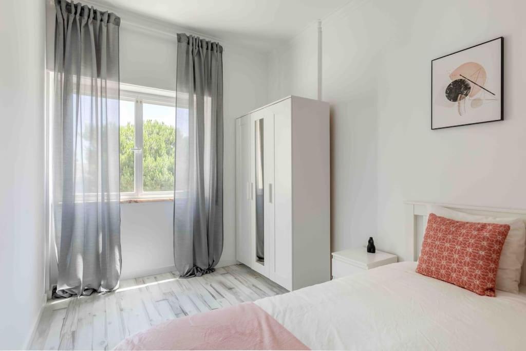 Lovely 3-bedroom W/ Free Parking On Premises Apartament