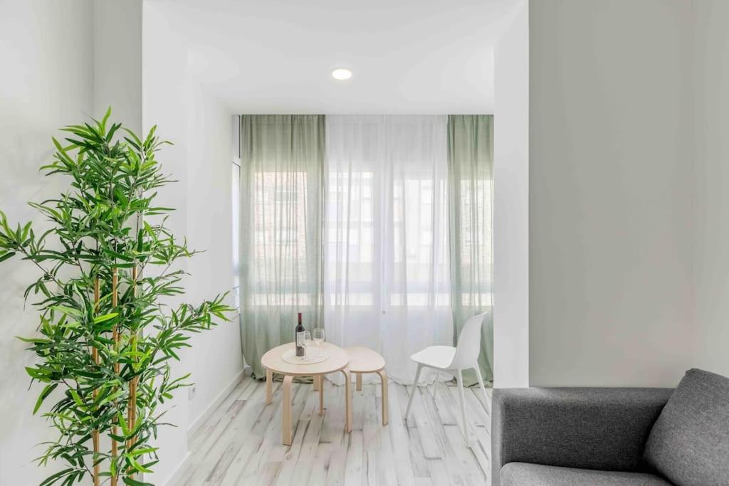 Lovely 3-bedroom W/ Free Parking On Premises * Queluz